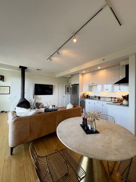 Building Photo - 8968 Crescent Dr