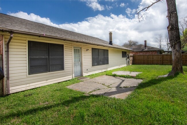 Building Photo - 16962 Glen Eagle Dr N