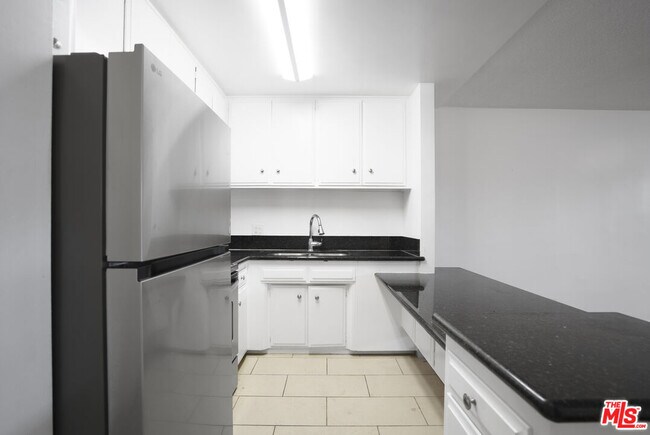 Building Photo - 425 S Kenmore Ave