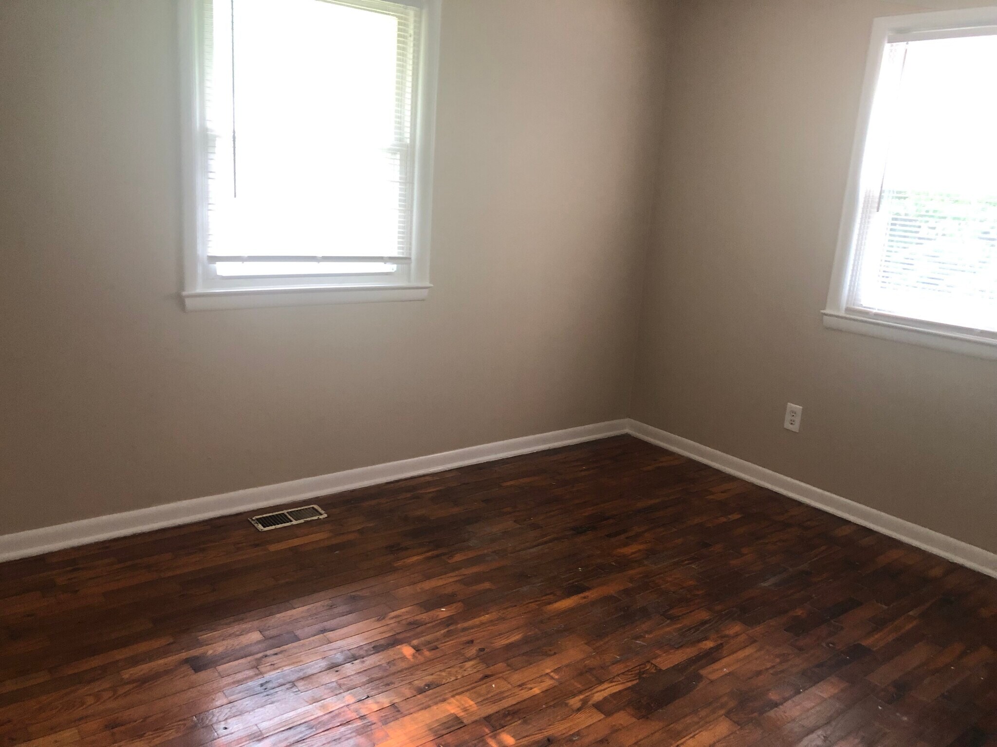 Building Photo - 3702 Ivanhoe Ave