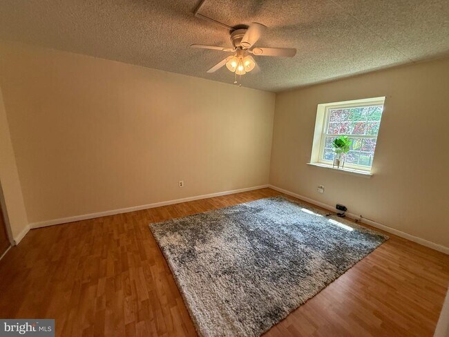 Building Photo - 3011 Valley Dr