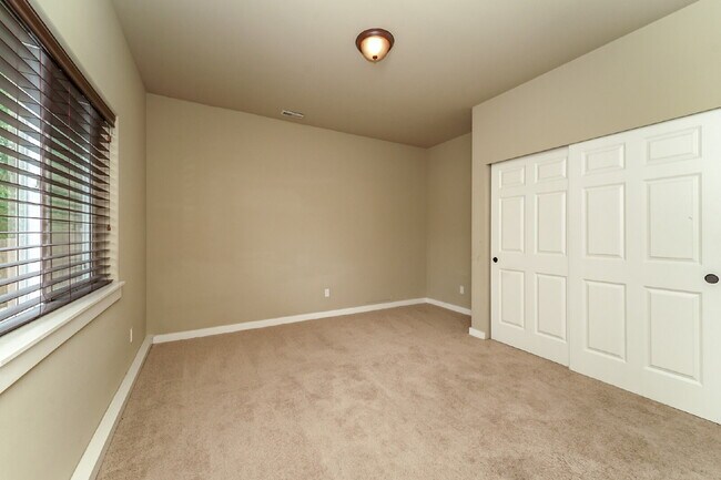 Building Photo - Kent Duplex LOWER Unit with Huge Yard & Private Feel