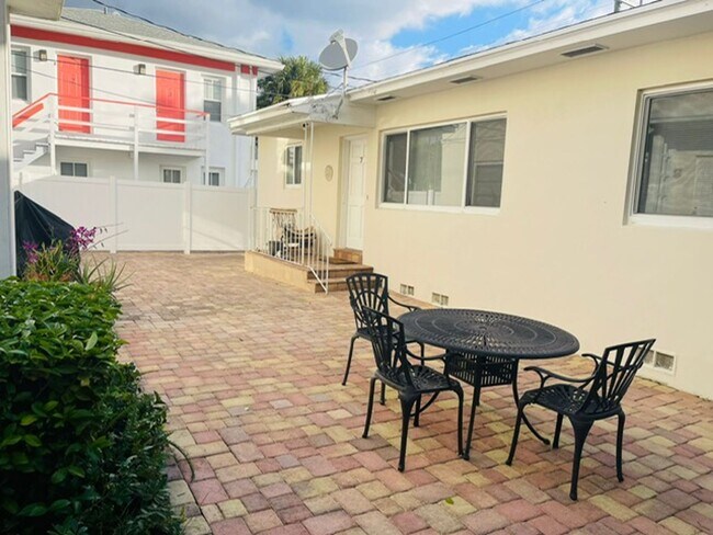 Building Photo - 124 N Palmway Lake Worth, FL 33460