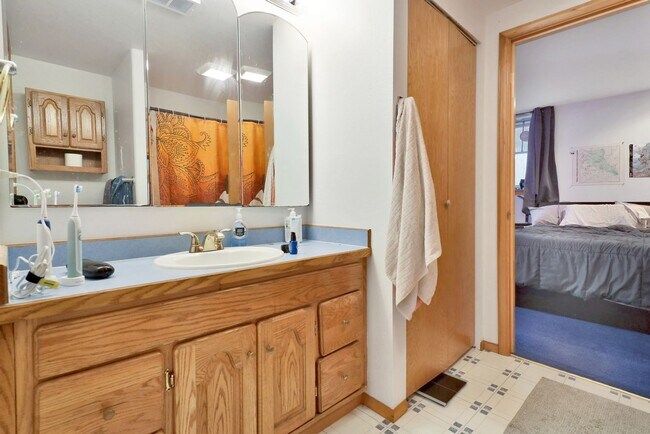 Building Photo - Preleasing Now! Available early August! 7 Bed, 2.5 Bath House!