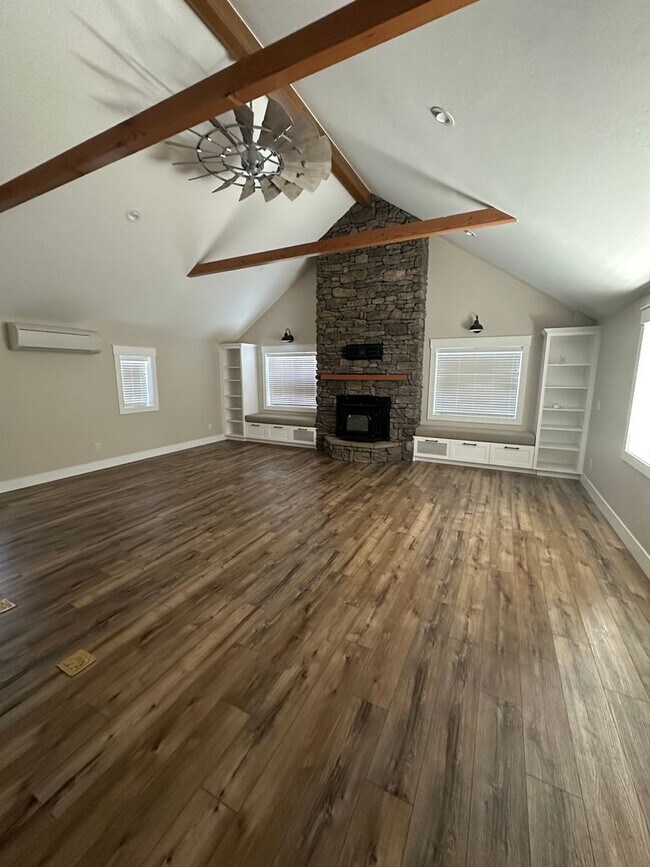 Building Photo - 1-Bedroom 1 Bath Apartment Attached To Mai...