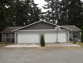 Building Photo - Wonderful 3 Bedroom Duplex!