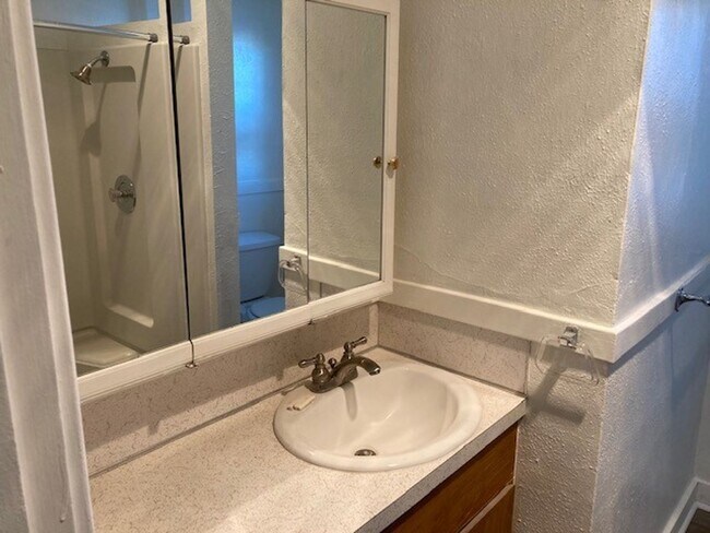 Building Photo - Great location, 2 bedroom, 1 bath home for rent