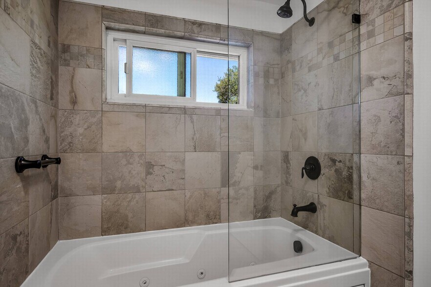 Jacuzzi tub/shower in primary - 2655 Calle Abedul