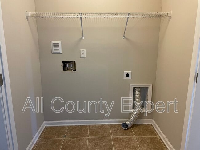 Building Photo - 912 Rose Way