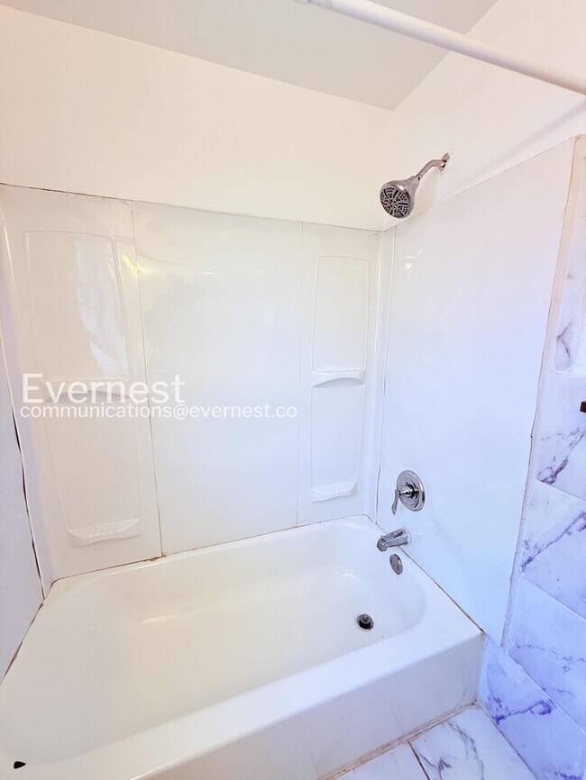 Building Photo - 2 Bed & 1 Bath Duplex in Detroit / Pet-Friendly / Section 8 Accepted / Available Now!