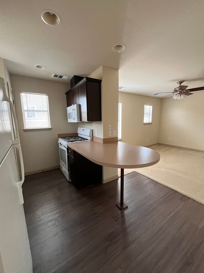 Building Photo - 1bed/1bath Garage Apartment