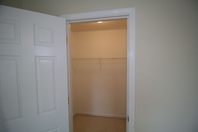 Building Photo - Willow Bend Home. 1st Floor Primary Bedroo...