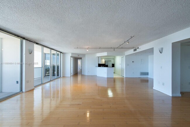 Primary Photo - 1900 Sunset Harbour Dr