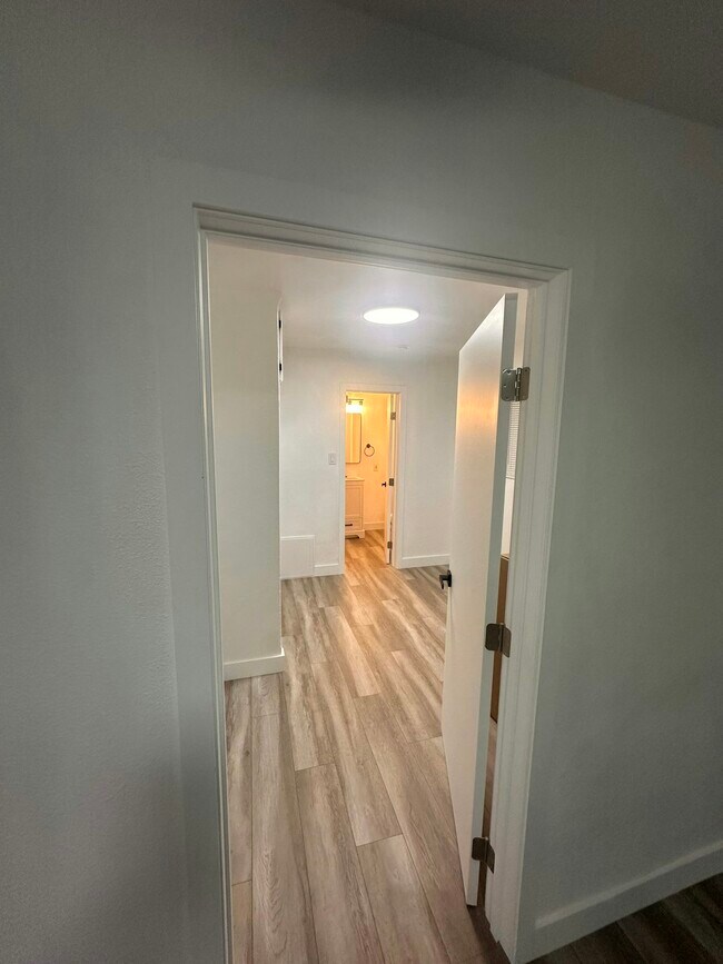 Building Photo - 934 1/2 Simmons Avenue, Unit 934 1/2