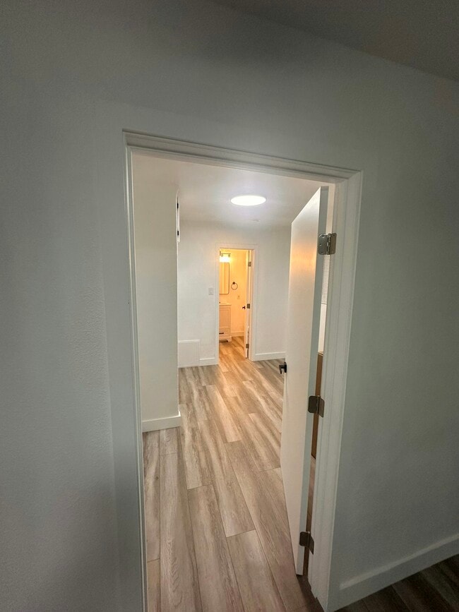 Building Photo - 934 1/2 Simmons Avenue, Unit 936