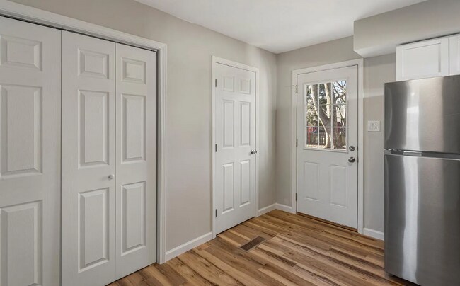 Building Photo - 1902 Meadow Dr