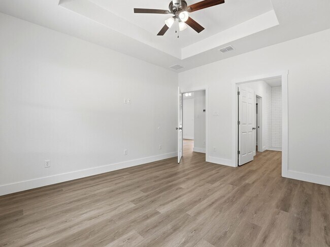Building Photo - 609 Elm St