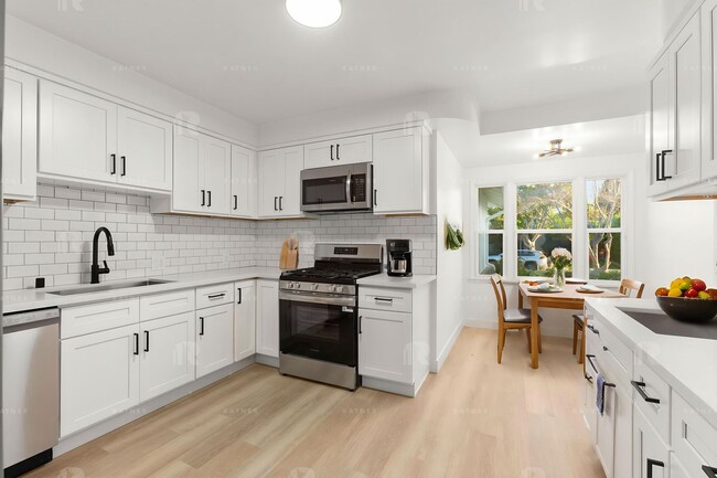 Building Photo - Newly REMODELED large 4 bed / 4 bath home w/ family room, private bonus room / home office, and "...
