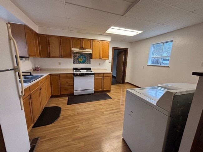 Building Photo - 2 Bedroom Home in Carnegie!