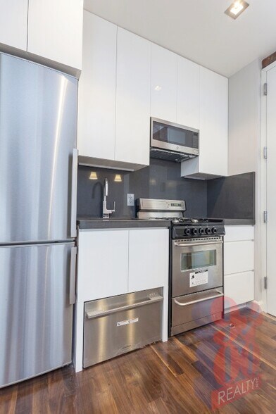 Building Photo - 47 1/2 1st Street (2nd & 1st Ave), #5R