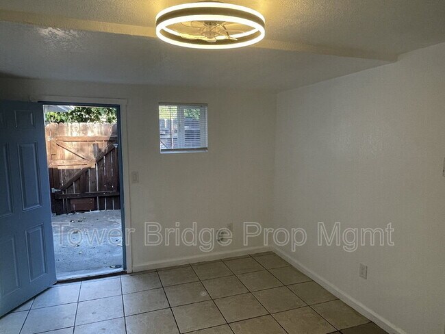 Building Photo - 474 Harding Ave