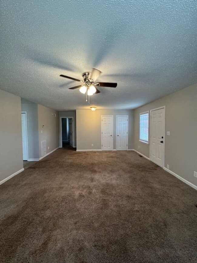Building Photo - Downtown Greer area - This duplex is such ...