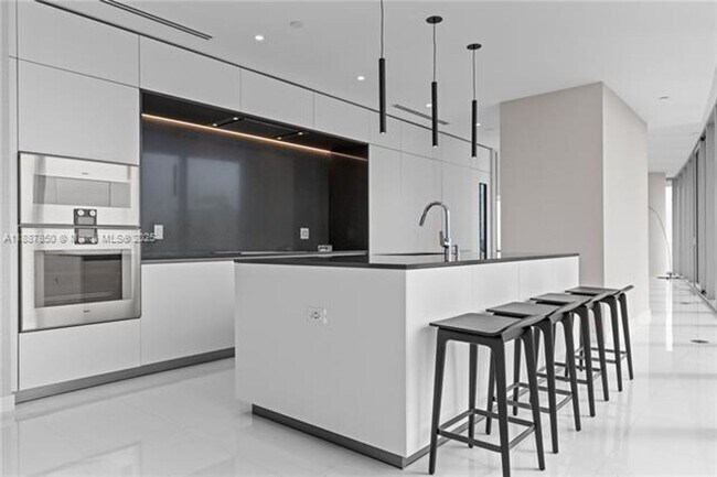 Building Photo - 300 Biscayne Blvd Way