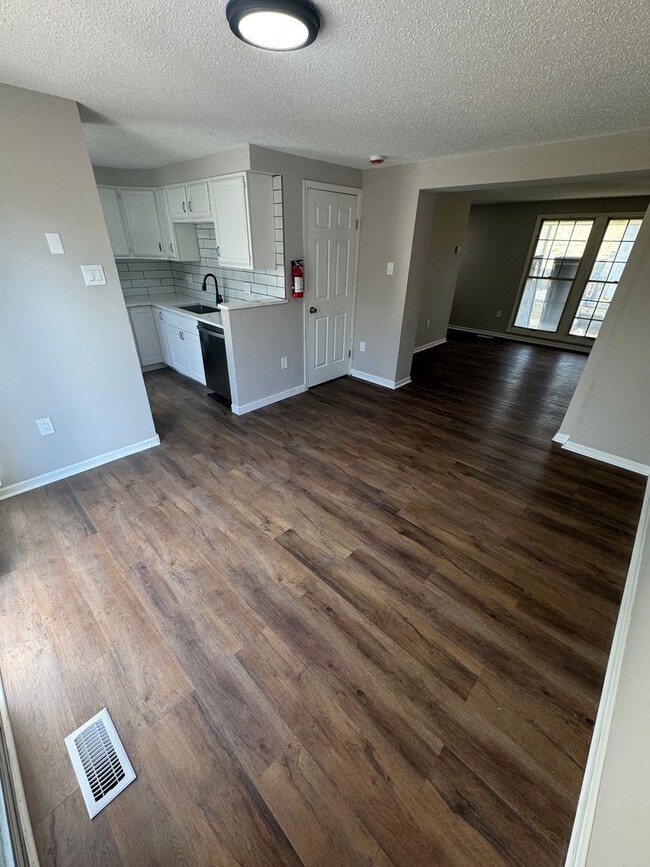 Building Photo - Townhome features 3 bedrooms and 1.5 bathr...