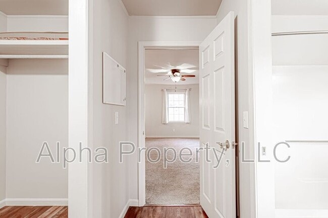 Building Photo - 314 S Plainview Dr
