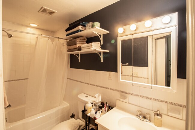 Bathroom - 429 Mallory Ave