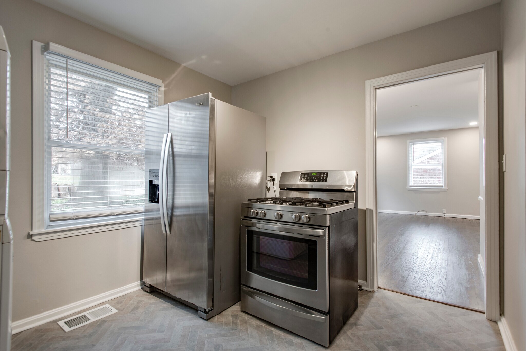 Building Photo - 2204 Rosehaven Dr