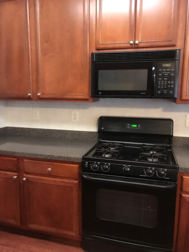 Building Photo - 535 Roland Manor Dr