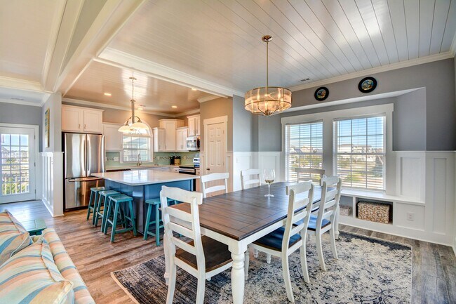 Building Photo - Oceanfront- Pet Friendly- Fully Furnished-...