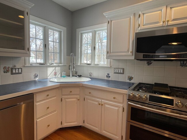 Building Photo - Beautifully renovated 3 bed/3 full bath si...