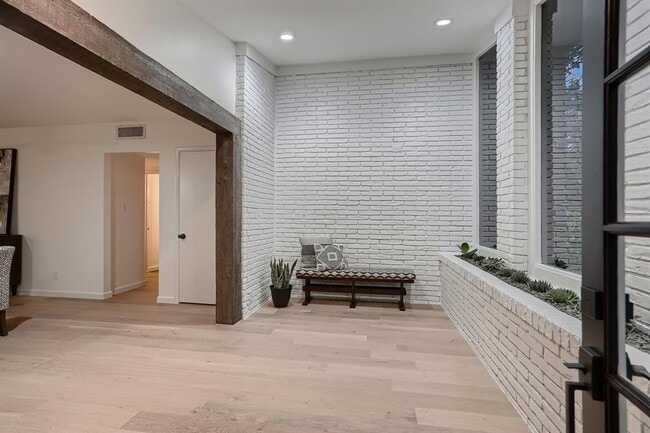 Building Photo - 5325 Western Hills Dr