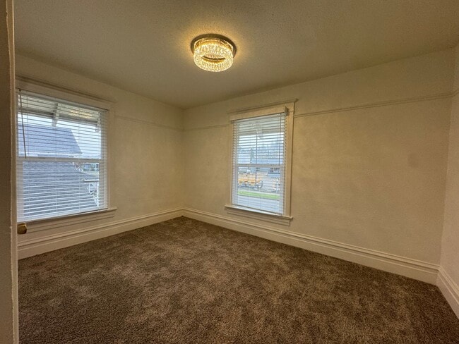 Building Photo - Charming 4 bedroom home