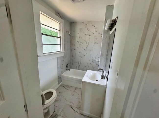 Building Photo - 3 Bedroom Single Family House 611 DIP in Mobile, AL 36606