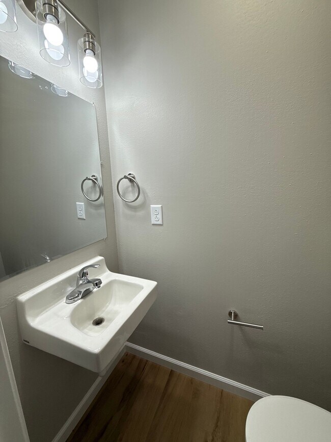 Building Photo - Newly Updated 1 Bedroom, 1 Bathroom Apartment! Close to Pool!