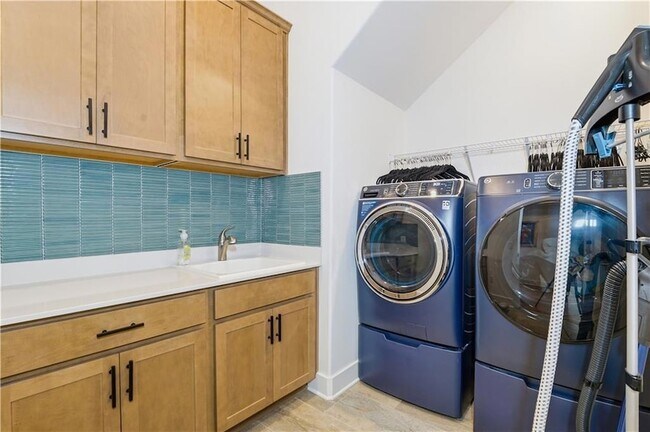 Building Photo - 158 Kingwood Dr