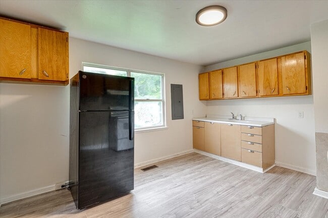 Building Photo - Updated 2-Bedroom Home Near Glenwood – $1,...