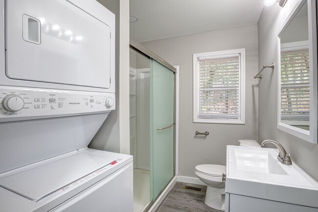 Building Photo - 2 Bed 1 Bath walking distance to downtown Chapel Hill and UNC