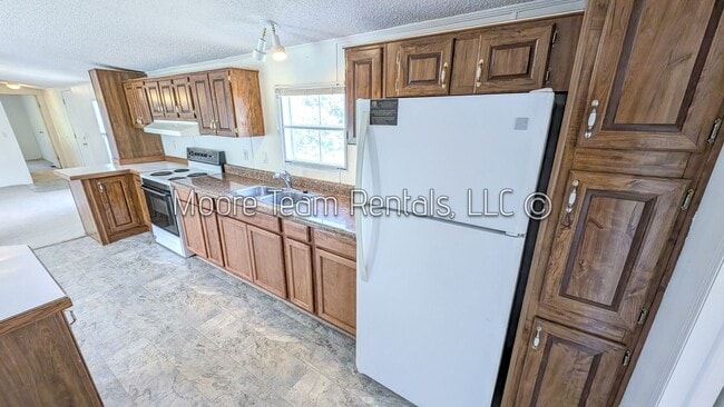 Building Photo - Country Home - Large Open Lot