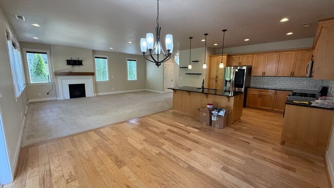 Building Photo - Beautiful 4-Bedroom Home for Lease in the ...