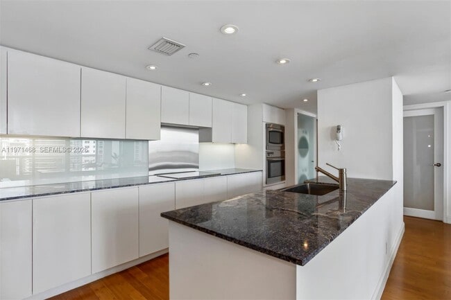 Building Photo - 1717 N Bayshore Dr