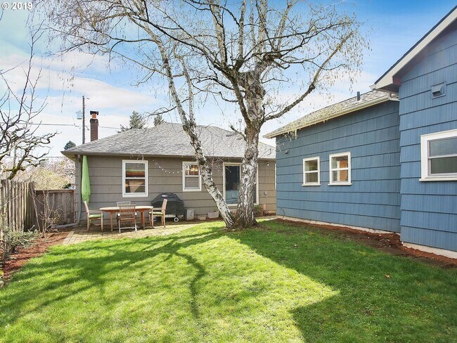 Building Photo - 1x1 in NE Portland!