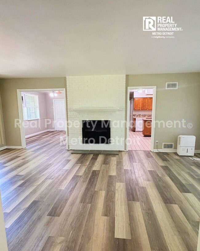 Building Photo - 3-Bedroom Single-Family Home in Beverly Hills, Michigan