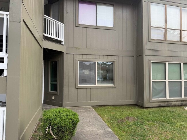 Building Photo - 2000 Greens Blvd