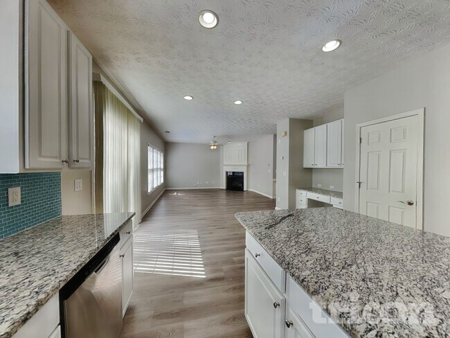 Building Photo - 3433 Palm Cir