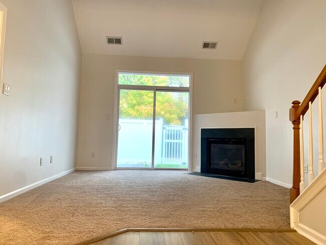 Building Photo - BEAUTIFUL 3 BED/2.5 BATH CONDO, SPACIOUS &...