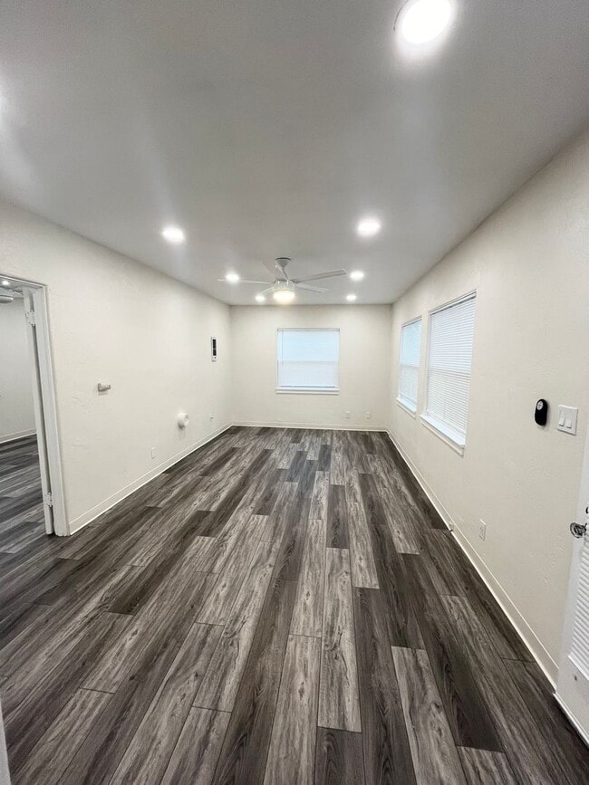 Primary Photo - GREAT LOCATION IN SOUTH PARK! 1BD/1BA UPST...